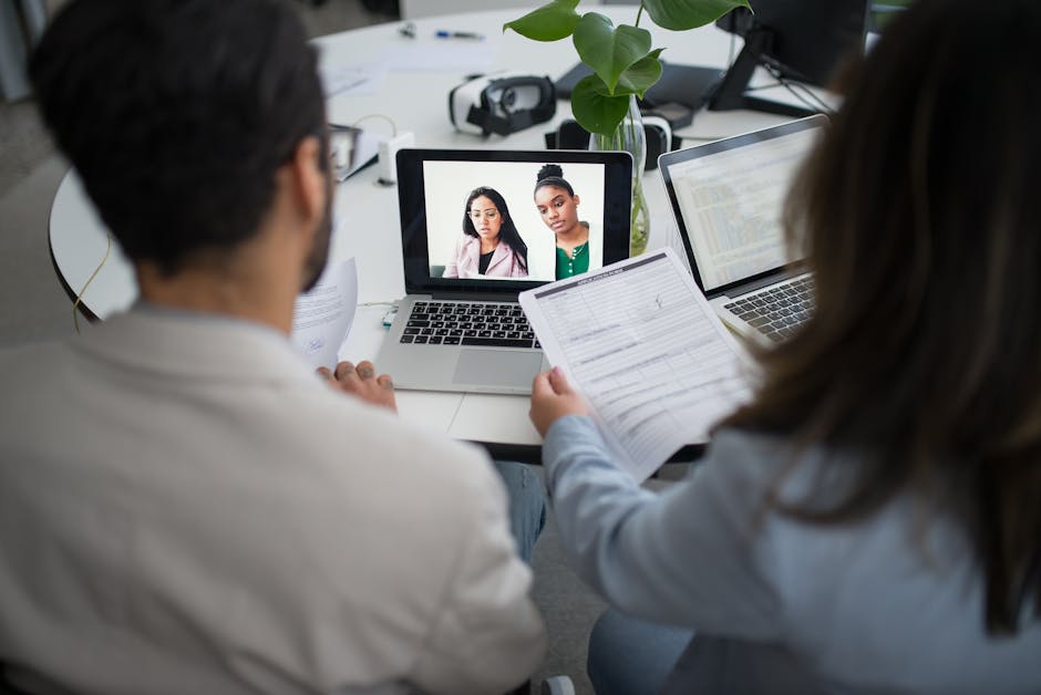 Een moderne recruiter die gebruik maakt van AI-tools voor het selecteren van kandidaten in een kantooromgeving.