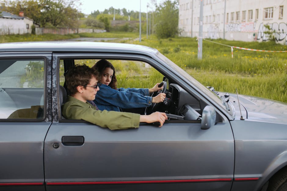 Een rijles bij Rijschool Valkenswaard met een instructeur en leerling in een auto.