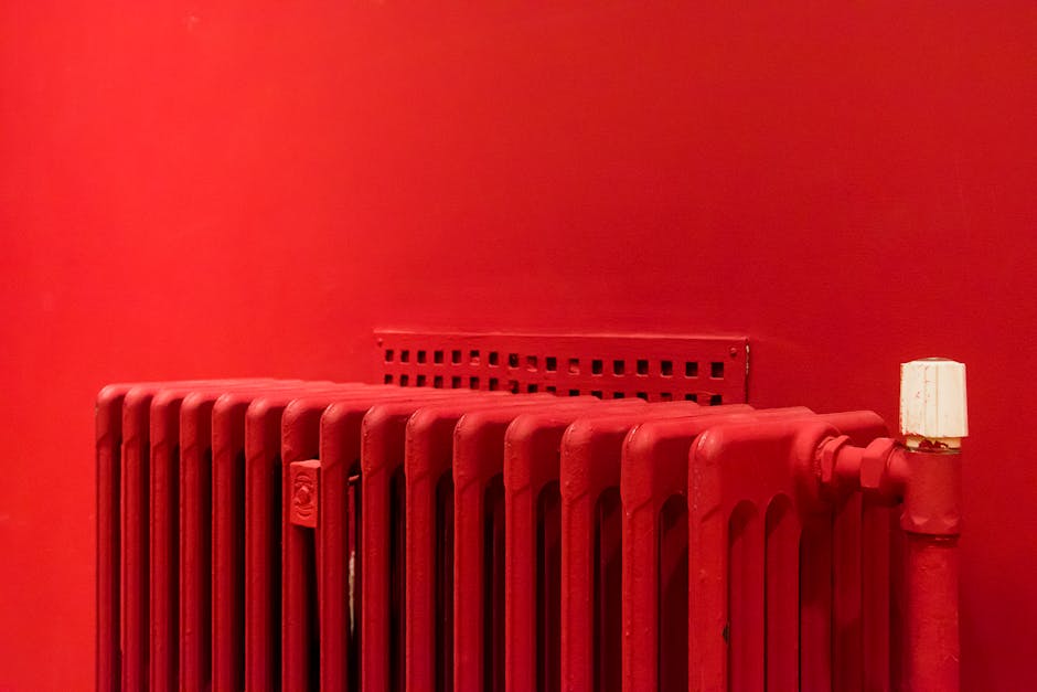 Een industriële ribbenbuiskachel in een productieomgeving, ideaal voor efficiënte verwarming.