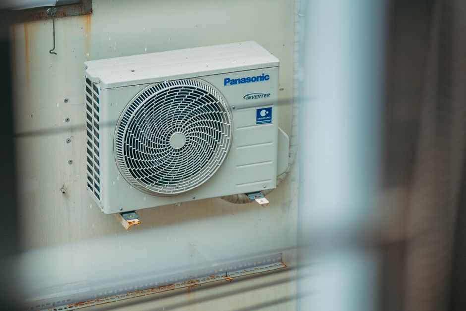 Een moderne luchtontvochtiger in een caravan die vochtproblemen effectief bestrijdt en een gezonde leefomgeving bevordert.