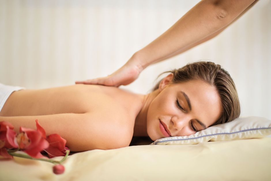Een comfortabel massagekussen op een bank, ideaal voor ontspanning en spierpijnverlichting na een lange dag.