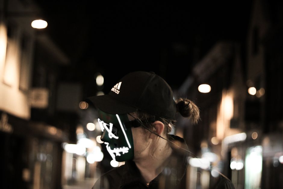 Een vrouw die een LED gezichtsmasker draagt voor acne behandeling en huidverzorging