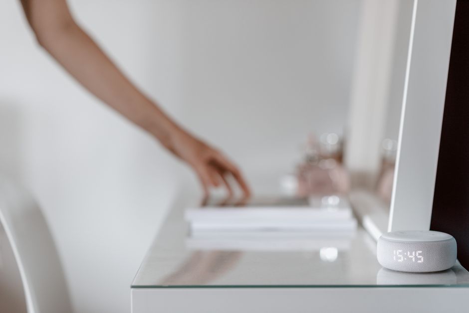 Een moderne woonkamer met slimme verlichting en audioapparatuur, die het comfort van thuis verhoogt met technologie.