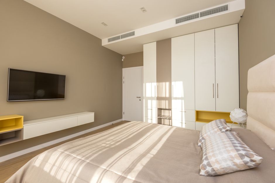Een modern en stijlvol zwevend TV-meubel in een eigentijdse woonkamer met een opgeruimde uitstraling.